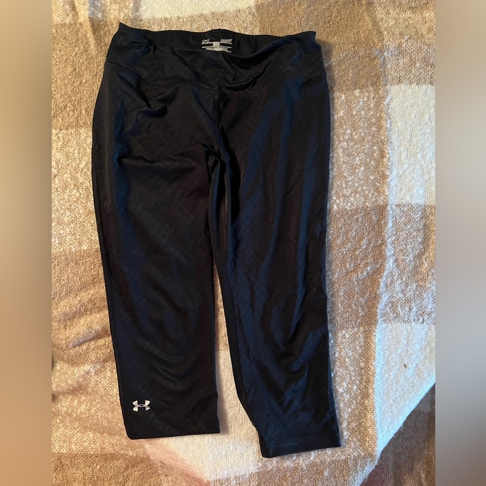 EUC Women’s Under Armour heat gear cropped leggings